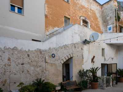 Girando lo sguardo lungo il perimetro interno dello spiazzo, si notano ancora i resti della balconata da cui si affacciavano i signori e un primo piano, ormai in stato di abbandono, frutto del rifacimento dell�edificio realizzato sotto la dominazione spagnola